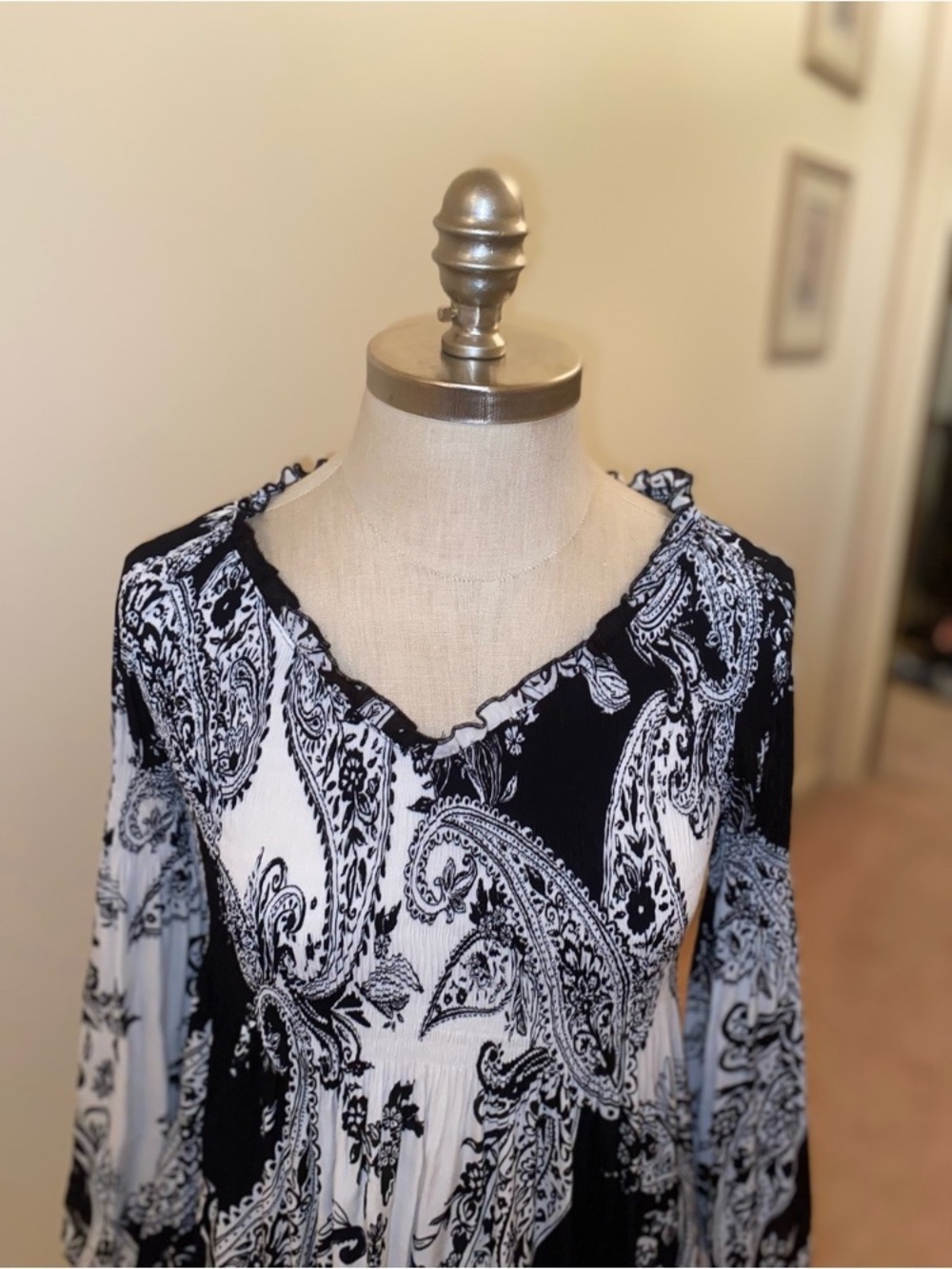 Spense Black & White 🖤 Paisley top